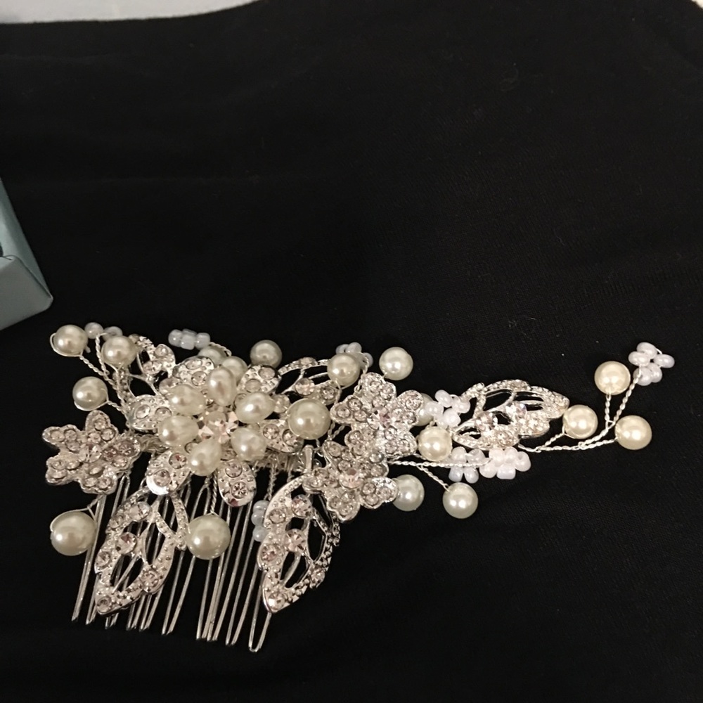 Sweet & V silver crystal and simulated pearls comb